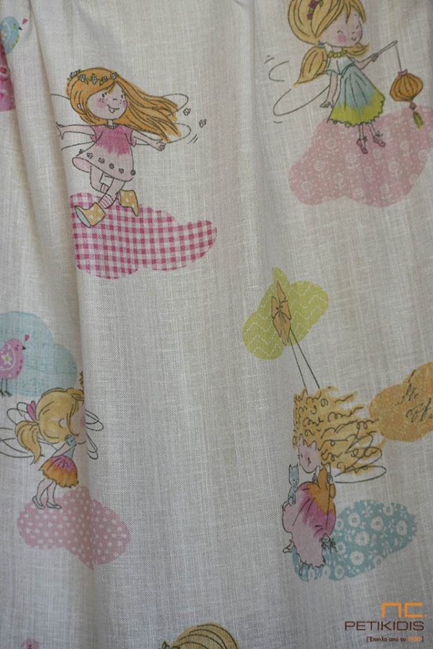 Κουρτίνες Κουρτίνα λεπτή ΝοCA01/02 με παιδική παράσταση ιδανική για το παιδικό δωμάτιο. Το φάρδος της είναι 2,80μ και η σύνθεσή της είναι 75% Polyester και 25% λινό.