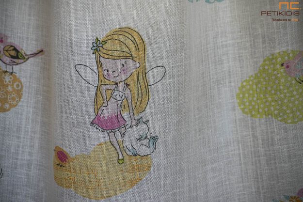 Κουρτίνες Κουρτίνα λεπτή ΝοCA01/02 με παιδική παράσταση ιδανική για το παιδικό δωμάτιο. Το φάρδος της είναι 2,80μ και η σύνθεσή της είναι 75% Polyester και 25% λινό. Λεπτομέρεια.