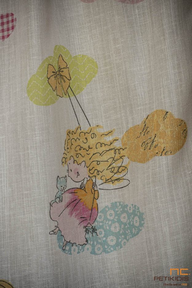 Κουρτίνες Κουρτίνα λεπτή ΝοCA01/02 με παιδική παράσταση ιδανική για το παιδικό δωμάτιο. Το φάρδος της είναι 2,80μ και η σύνθεσή της είναι 75% Polyester και 25% λινό. Λεπτομέρεια.