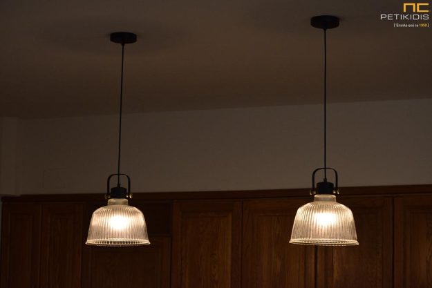 Κλασική Τραπεζαρία Φωτιστικό οροφής Bell με γυάλινο καπέλο και μεταλλικές λεπτομέρειες. Το ύφος του συνδυάζει μοντέρνο στυλ και Vintage ύφος. Ο φωτισμός του διαχέεται στο χώρο.