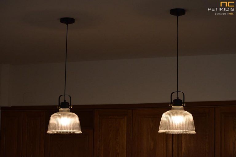 Φωτιστικό οροφής Bell με γυάλινο καπέλο και μεταλλικές λεπτομέρειες. Το ύφος του συνδυάζει μοντέρνο στυλ και Vintage ύφος. Ο φωτισμός του διαχέεται στο χώρο.