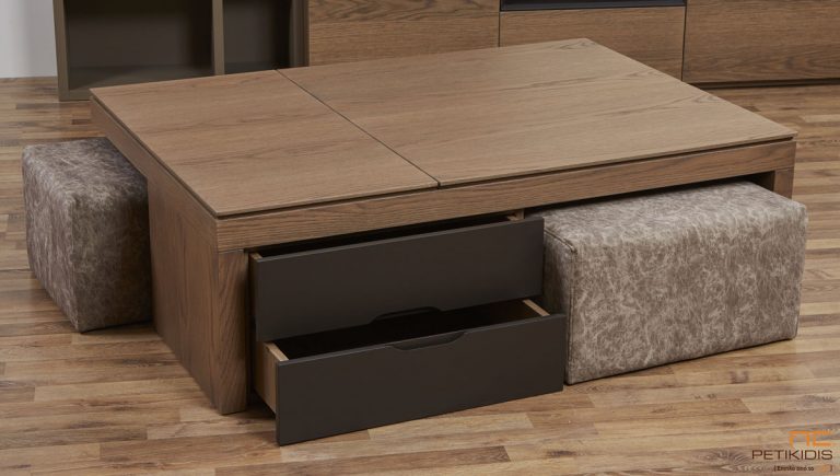 Τραπεζάκι σαλονιού Cuba από ξύλο δρυς ρουστίκ και λεπτομέρειες από λάκα. Διαθέτει τρεις σερβιτόρους με αποθηκευτικό χώρο, δύο συρτάρια, δύο σκαμπό και ένα βοηθητικό τραπεζάκι.Λεπτομέρεια.