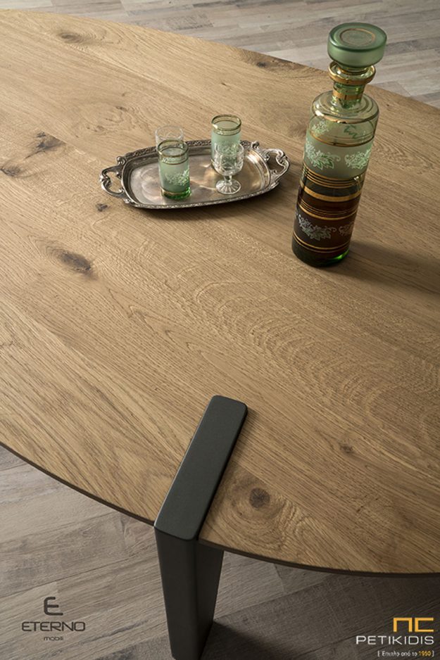 Τραπεζάκι σαλονιού Earth από ξύλο δρυς ρουστίκ και λάκα γκορφέ στα πόδια. Ιδιαίτερο σχήμα και ιδανικό για μικρούς χώρους.Λεπτομέρεια.