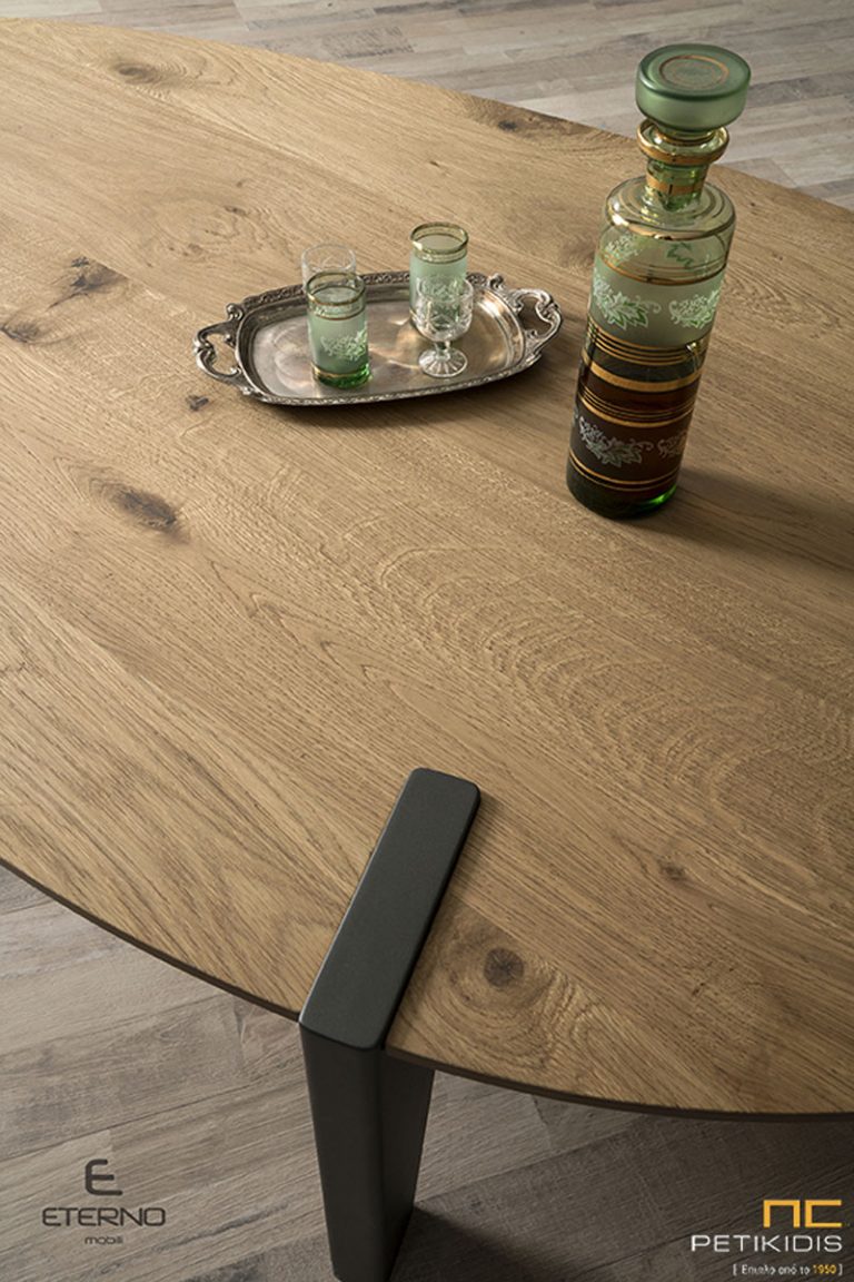 Τραπεζάκι σαλονιού Earth από ξύλο δρυς ρουστίκ και λάκα γκορφέ στα πόδια. Ιδιαίτερο σχήμα και ιδανικό για μικρούς χώρους.Λεπτομέρεια.