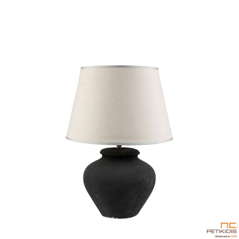 Επιτραπέζιο φωτιστικό "Earth" με κεραμική μαύρη βάση και υφασμάτινο καπέλο σε εκρού χρώμα. Η διάστασή του είναι 45cm ύψος και διάμετρος 21cm και διάμετρος του καπέλου 30cm.