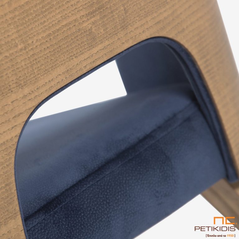 Καρέκλα Marien Plus A93 με ξύλινη μασίφ βάση και περίτεχνη ξύλινη πλάτη. Το ύφασμα είναι σε μπλε σκούρο χρώμα αδιάβροχο και αλέκιαστο. Λεπτομέρεια.