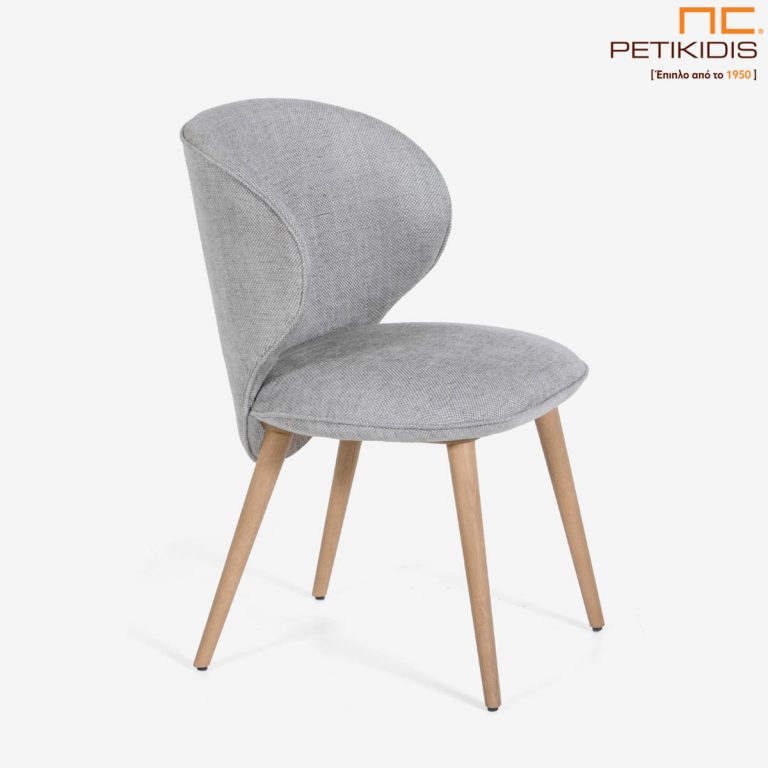 Καρέκλα Rose Α91 με μασίφ ξύλινα πόδια. Η πλάτη έχει ιδιαίτερο σχεδιασμό και ύφασμα σε γκρί αποχρώσεις αλέκιαστο και αδιάβροχο.