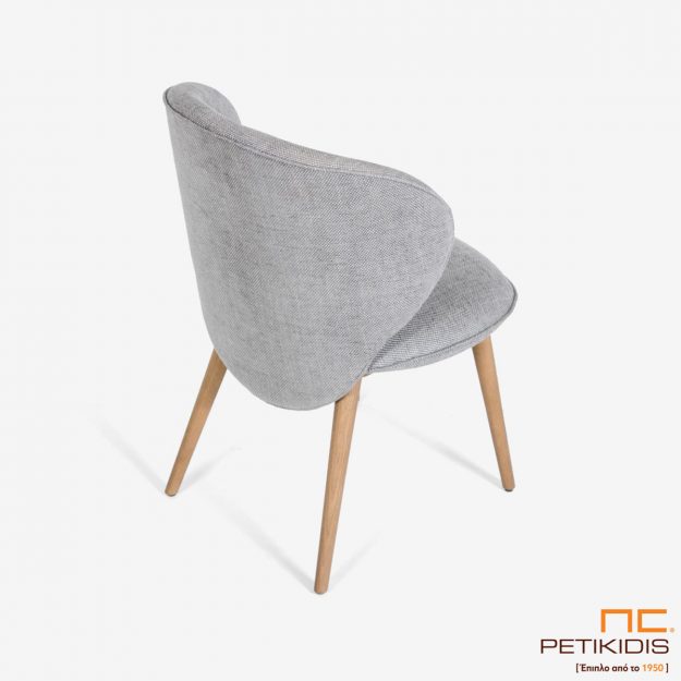 Καρέκλα Rose Α91 με μασίφ ξύλινα πόδια. Η πλάτη έχει ιδιαίτερο σχεδιασμό και ύφασμα σε γκρί αποχρώσεις αλέκιαστο και αδιάβροχο. Λεπτομέρεια.
