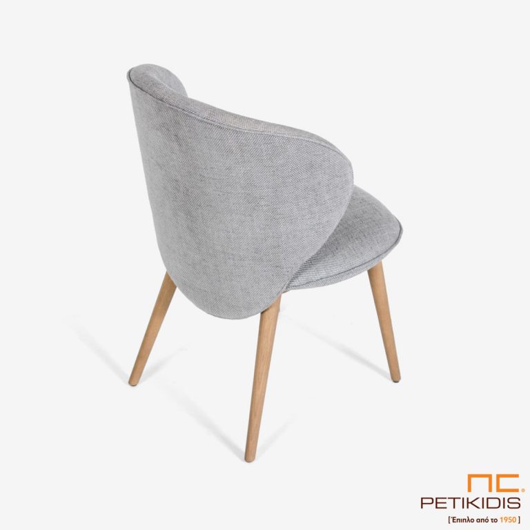 Καρέκλα Rose Α91 με μασίφ ξύλινα πόδια. Η πλάτη έχει ιδιαίτερο σχεδιασμό και ύφασμα σε γκρί αποχρώσεις αλέκιαστο και αδιάβροχο. Λεπτομέρεια.