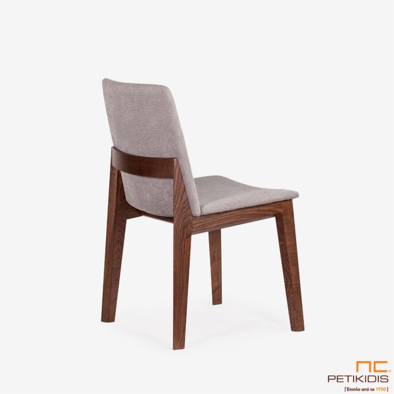 Καρέκλα Talia με ξύλινη βάση και ιδιαίτερη ξύλινη λεπτομέρεια στην πλάτη.Το ύφασμα είναι αδιάβροχο και αλέκιαστο σε γκρι τόνους. Λεπτομέρεια.
