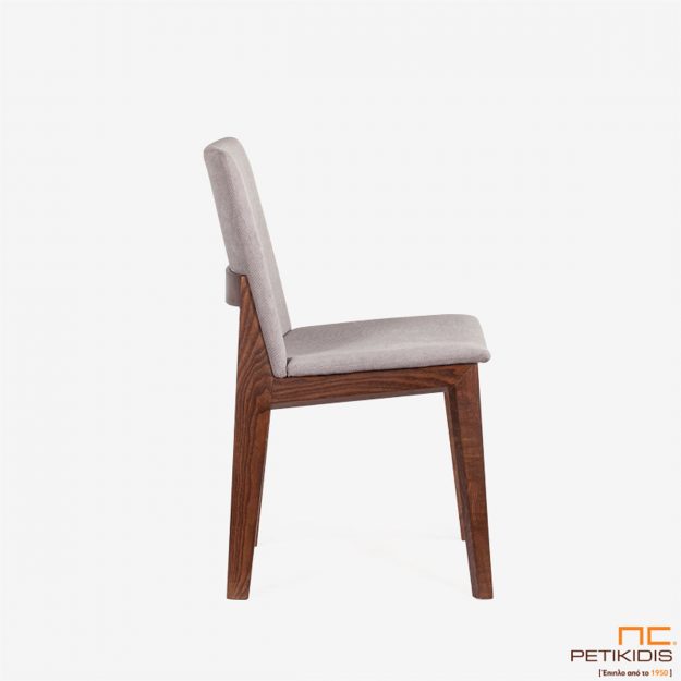 Κλασική Τραπεζαρία Καρέκλα Talia με ξύλινη βάση και ιδιαίτερη ξύλινη λεπτομέρεια στην πλάτη.Το ύφασμα είναι αδιάβροχο και αλέκιαστο σε γκρι τόνους. Λεπτομέρεια.