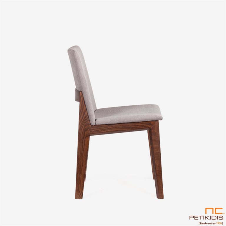 Καρέκλα Talia με ξύλινη βάση και ιδιαίτερη ξύλινη λεπτομέρεια στην πλάτη.Το ύφασμα είναι αδιάβροχο και αλέκιαστο σε γκρι τόνους. Λεπτομέρεια.