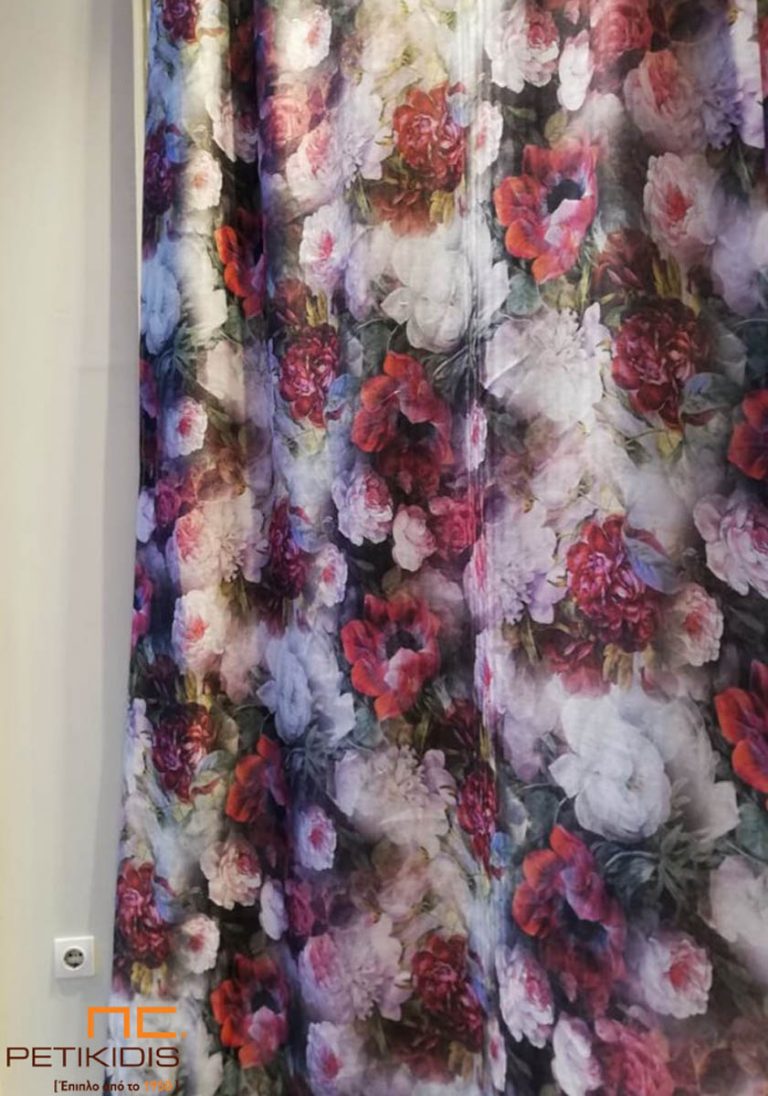 Κουρτίνα λεπτή ΝοCAT01/01 με έντονα λουλούδια floral σε vintage ύφος με χρώματα σε μπεζ, κόκκινο και καφέ τόνους. Το φάρδος της είναι 2,80μ και η σύνθεσή της είναι 100% λινό.