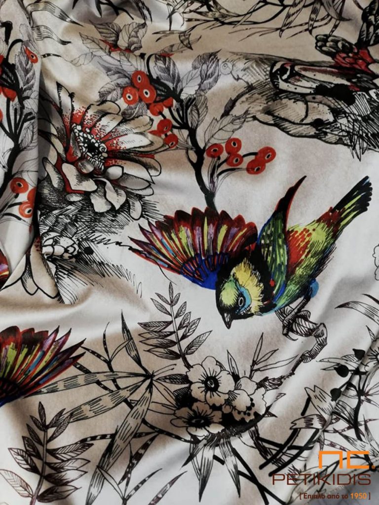 Κουρτίνα με έντονα χρώματα και παράσταση από πουλιά και λουλούδια.