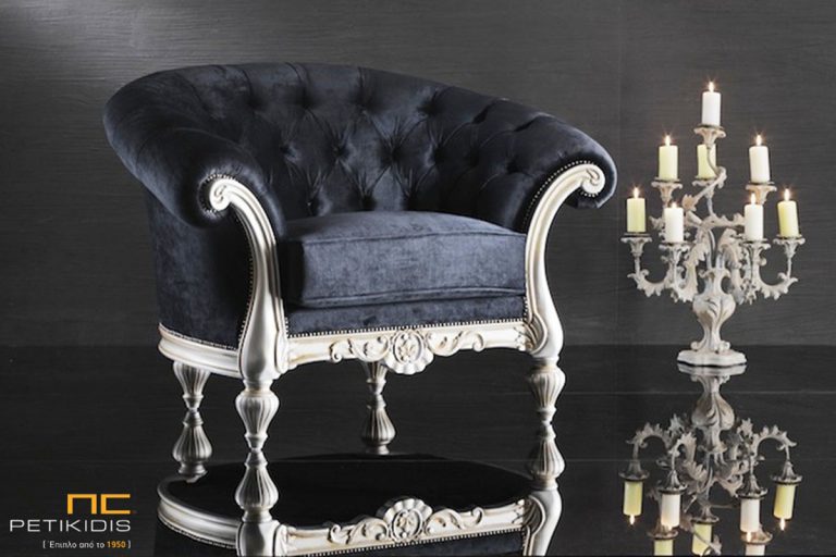 Πολυθρόνα Athena σε κλασική γραμμή ιδανική για μικρούς χώρους. Διαθέτει ξύλινες λεπτομέρειες σε ασημί πατίνα και στην πλάτη έχει καπιτονέ χειροποίητες λεπτομέρειες. Το ύφασμα είναι σε σκούρο τόνο βελούδο αδιάβροχο και αλέκιαστο.