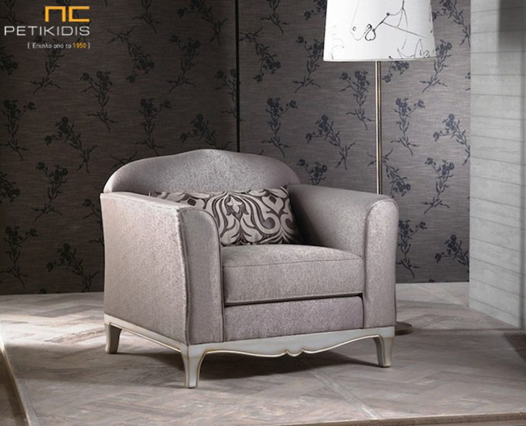 Πολυθρόνα Deco ιδανική για μικρούς χώρους. Στη βάση διαθέτει ξύλο σε πατίνα.