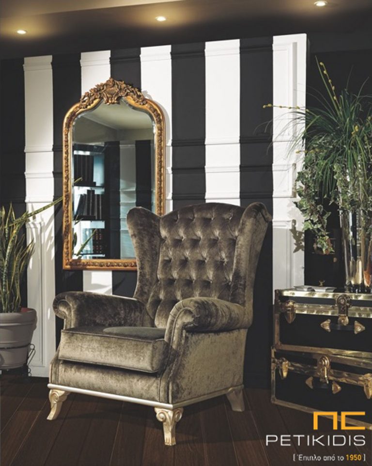 Πολυθρόνα Iris μπρεζιέρα σε κλασικό ύφος με καπιτονέ πλάτη. Το ύφασμα είναι αδιάβροχο βελούδο σε πράσινους τόνους.