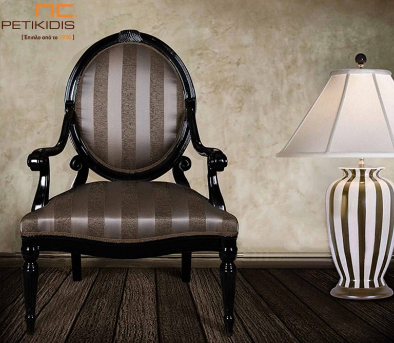 Πολυθρόνα Margaret σε κλασικό σχήμα μενταγιόν με λεπτομέρειες ξύλου σε μαύρη λάκα και ύφασμα με ρίγα.