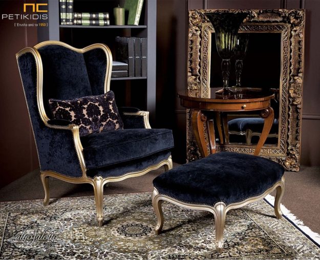 Κλασικό Σαλόνι Πολυθρόνα Νο210 σε κλασικό ύφος με λεπτομέρειες από ξύλο σε χρυσή πατίνα. Συνδυάζεται με υποπόδιο για μεγαλύτερη άνεση. Το ύφασμα είναι αδιάβροχο βελούδο σε σκούρο τόνο.