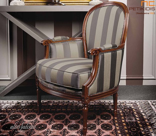 Κλασικό Σαλόνι Πολυθρόνα Silvia σε κλασικό ύφος με λεπτομέρειες ξύλου και ύφασμα ριγέ.