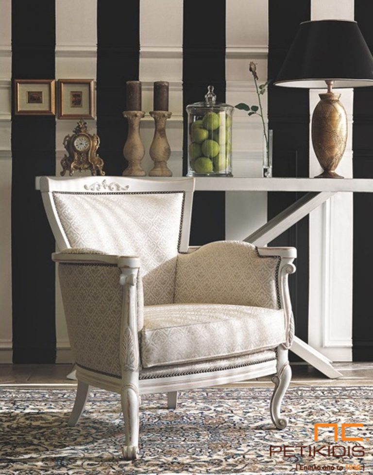 Πολυθρόνα Venezia σε νεοκλασικό ύφος. Διαθέτει λεπτομέρειες ξύλου με λευκή πατίνα και στο ύφασμα υπάρχουν λεπτομέρειες με μεταλλικό καμπαρά.