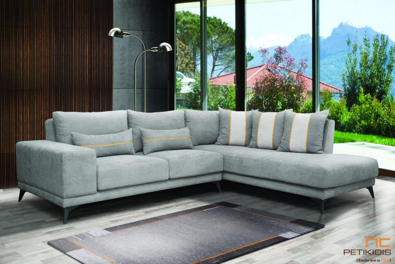 Σαλόνι γωνία Cooper με μεταλλικά πόδια και ύφασμα σε γκρι αποχρώσεις αλέκιαστο και αδιάβροχο. Ιδιαίτερο χαρακτηριστικό είναι η λεπτομέρεια στα μαξιλάρια με κίτρινο διακοσμητικό φερμουάρ.
