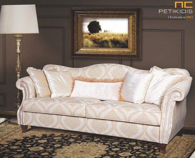 Κλασικό Σαλόνι Σαλόνι Sirocco σε συνδυασμό διθέσιου και τριθέσιου καναπέ σε νεοκλασικό ύφος. Τα καμπυλωτά μπράτσα και το ιδιαίτερο σχήμα στην πλάτη δίνουν μια αρχοντική αίσθηση. Το ύφασμα είναι σε εκρού αποχρώσεις με λεπτά σχέδια.