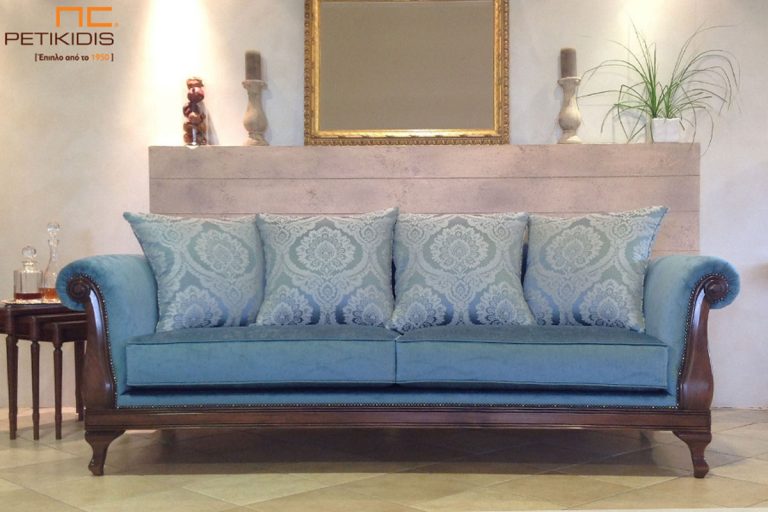 Σαλόνι Leonardo σε νεοκλασική γραμμή και συνδυασμό διθέσιου τριθέσιου καναπέ. Διαθέτει λεπτομέρειες με ξύλο. Το ύφασμα είναι σε μπλέ αποχρώσεις μονόχρωμο και στην πλάτη έχει πεταχτές μαξιλάρες με σχέδιο στις ίδιες αποχρώσεις.