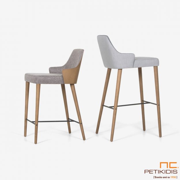 Κλασική Τραπεζαρία Σκαμπό Lilla ST16-ST17 με μασίφ ξύλινο σκελετό και δύο επιλογές στην πλάτη, με ύφασμα και ξύλο.Το ύφασμα είναι σε γκρι αποχρώσεις αλέκιαστο και αδιάβροχο.