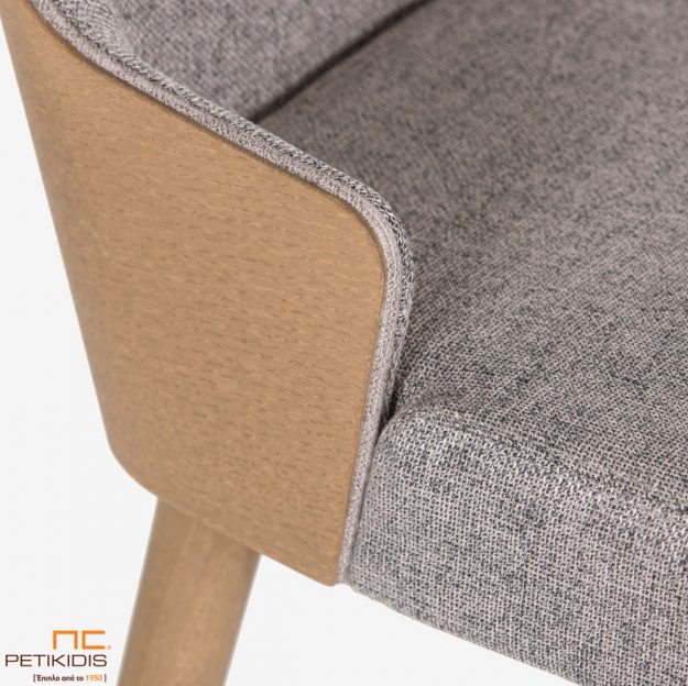 Κλασική Τραπεζαρία Σκαμπό Lilla ST17 με ξύλο στην πλάτη.Το ύφασμα είναι σε γκρι αποχρώσεις αλέκιαστο και αδιάβροχο. Λεπτομέρεια.