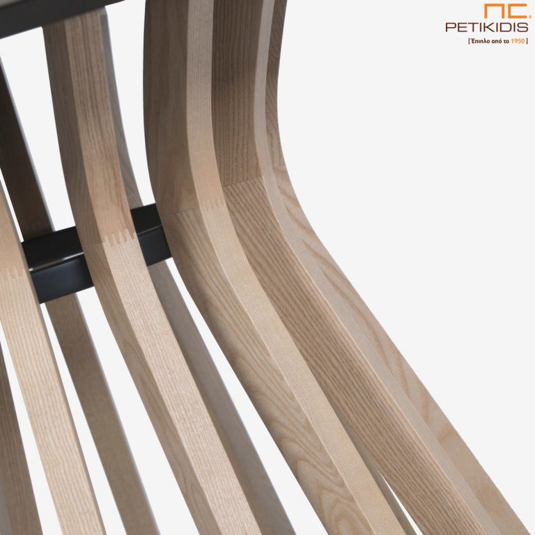 Το Cludo είναι ένα υπέροχο χειροποίητο, στρόγγυλο τραπέζι με βάση κατασκευασμένη από μασίφ ξύλο μέλιου. Επιλέξτε την επιφάνεια με κεραμικό ή ξύλο, ανάλογα με τι ανάγκες της εσωτερικής σας διακόσμησης. Δυνατότητα επιλογής χρωμάτων. Κατάλληλο τόσο για οικιακή αλλά και για επαγγελματική χρήση.