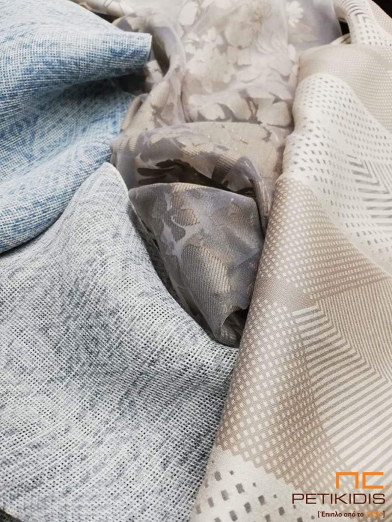 Κουρτίνες σε διαφορετικά σχέδια και υφάσματα σε γκρι,μπλε, καφέ αποχρώσεις.