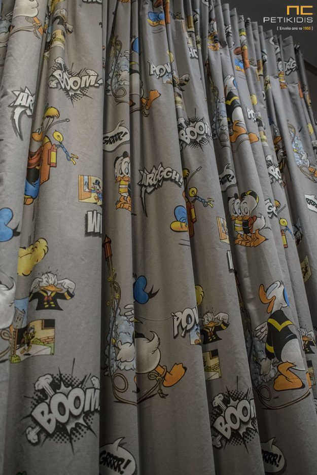 Κουρτίνες Κουρτίνα παιδική με ήρωες της Disney σε γκρι φόντο και διάφορα άλλα χρώματα. Είναι φάρδους 1,40 και η σύνθεσή του είναι 100% βαμβακερό.