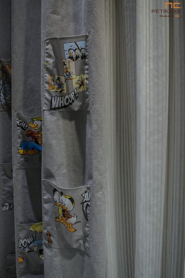 Κουρτίνες Κουρτίνα παιδική με μονόχρωμο γκρι ύφασμα Γ10 και ραμμένα 'τσεπάκια' από κουρτίνα με ήρωες της Disney. Φάρδος 1,40μ και η σύνθεσή της είναι 100% βαμβάκι.