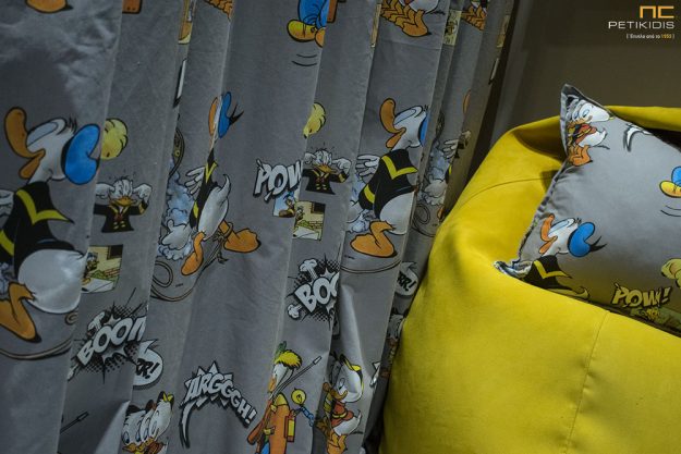 Κουρτίνες Κουρτίνα παιδική με ήρωες της Disney σε γκρι φόντο και διάφορα άλλα χρώματα. Είναι φάρδους 1,40 και η σύνθεσή του είναι 100% βαμβακερό.