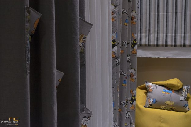Κουρτίνες Κουρτίνα παιδική με μονόχρωμο γκρι ύφασμα Γ10 και ραμμένα 'τσεπάκια' από κουρτίνα με ήρωες της Disney. Φάρδος 1,40μ και η σύνθεσή της είναι 100% βαμβάκι.