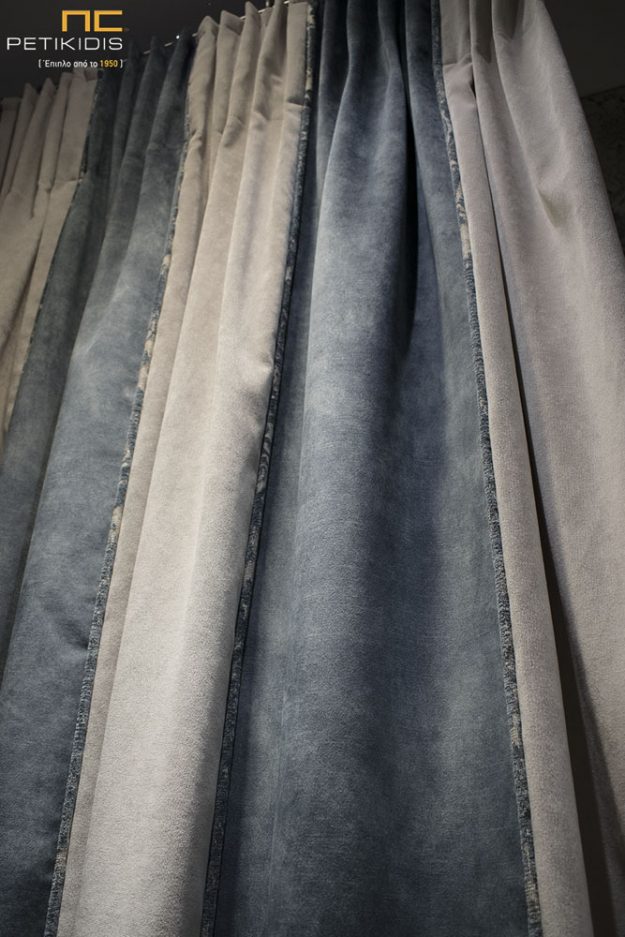 Κουρτίνες Πλαϊνή διακοσμητική κουρτίνα σε ρίγα η οποία προκύπτει από τη συρραφή διαφορετικών χρωμάτων βελούδινου υφάσματος.