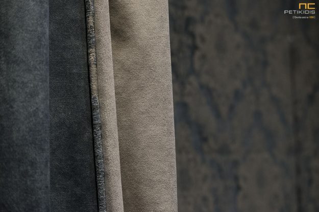 Κουρτίνες Πλαϊνή διακοσμητική κουρτίνα σε ρίγα η οποία προκύπτει από τη συρραφή διαφορετικών χρωμάτων βελούδινου υφάσματος.