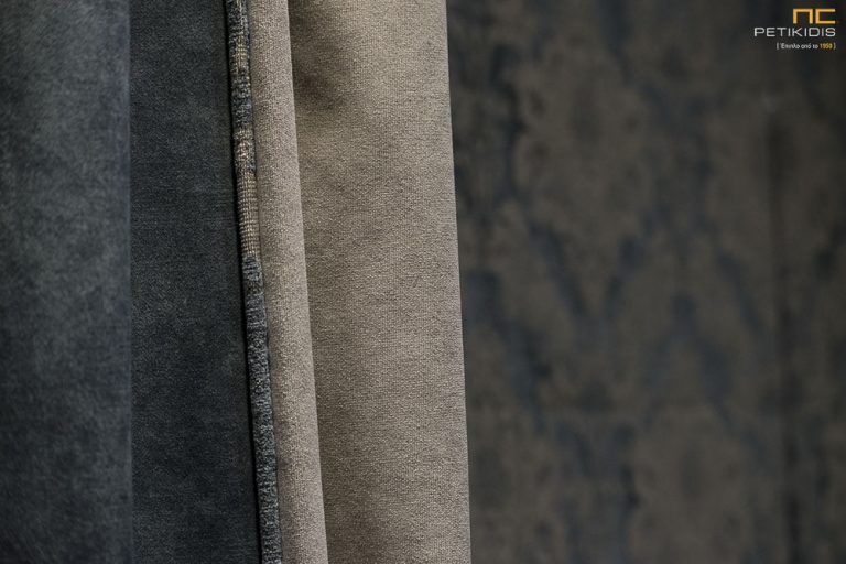 Πλαϊνή διακοσμητική κουρτίνα σε ρίγα η οποία προκύπτει από τη συρραφή διαφορετικών χρωμάτων βελούδινου υφάσματος.