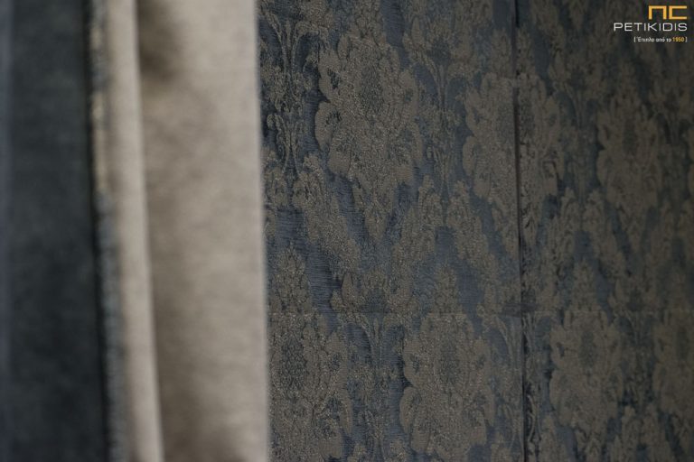 Κουρτίνα σε ρόμαν Δ06/01 σε κλασσικό μπροκάρ σχέδιο σε αποχρώσεις μπεζ και μπλε. Το φάρδος της είναι 1,40μ και η σύνθεσή της είναι 37% polyester, 32% viscoz, 18% cotton, 13% pc. Λεπτομέρεια.