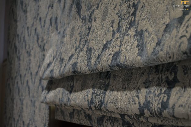 Κουρτίνες Κουρτίνα σε ρόμαν Δ06/01 σε κλασσικό μπροκάρ σχέδιο σε αποχρώσεις μπεζ και μπλε. Το φάρδος της είναι 1,40μ και η σύνθεσή της είναι 37% polyester, 32% viscoz, 18% cotton, 13% pc. Λεπτομέρεια.