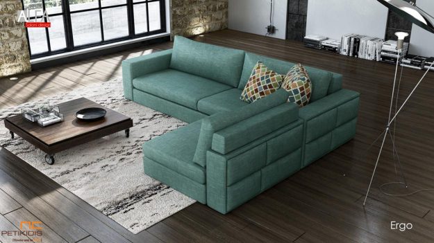 Σαλόνι γωνία Ergo με αλέκιαστο και αδιάβροχο ύφασμα σε πράσινους τόνους. Το βασικό του χαρακτηριστικό είναι η ευκολία να αλλάζει η φορά της γωνίας στον εκάστοτε χώρο. Ιδιαίτερος σχεδιασμός στην πλάτη του ανάκλιντρου με σχέδια στη ραφή. Ιδανικό για μικρούς χώρους.