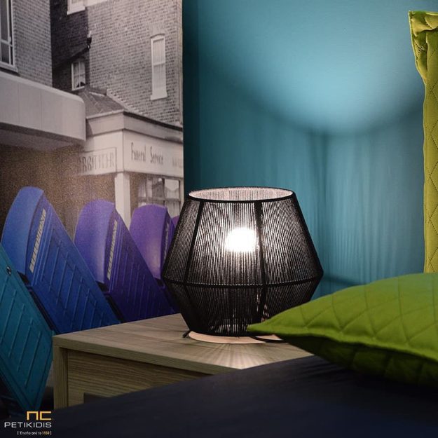 Κλασική Τραπεζαρία epitrapezia lampa kai portatif me fusiko kordoni mauro kai idiaitero sxediasmo minimal moderno real view