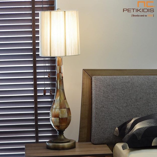 Κλασική Τραπεζαρία Επιτραπέζιο φωτιστικό "Miracle" από πολυπροπυλαίνιο σε βαφή πατίνας σε πορτοκαλί μπεζ αποχρώσεις.Οι διαστάσεις του είναι 96cm ύψος και η διάμετρος της βάσης είναι 22cm. Το καπέλο είναι σε εκρού χρώματα με διάμετρο 27cm.