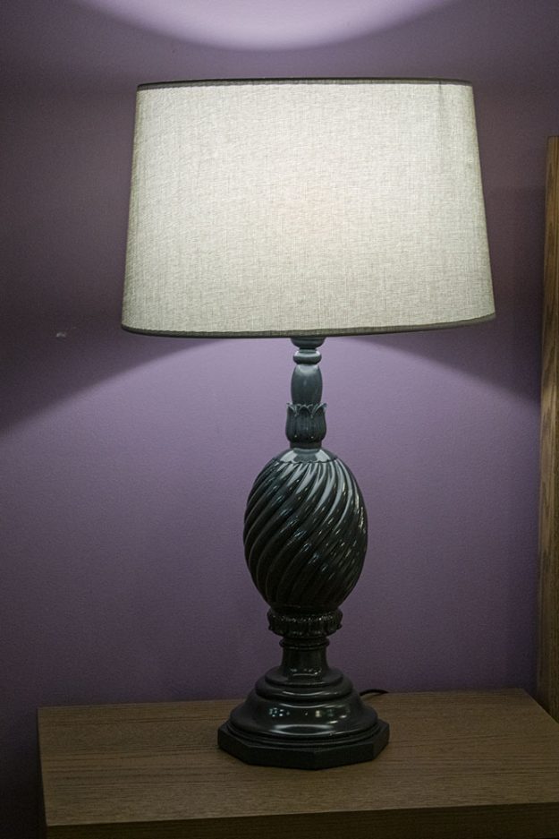 Κλασική Τραπεζαρία Επιτραπέζιο φωτιστικό Wave σε γκρι τόνους με υφασμάτινο καπέλο.