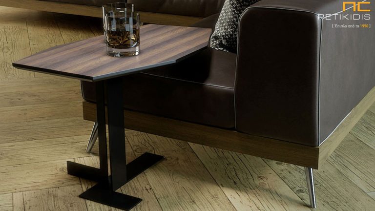 Βοηθητικό τραπεζάκι Salty με μεταλλική βάση και ξύλο από ευκάλυπτο. Minimal μοντέρνο και απόλυτα χρηστικό. Μπορεί να μπεί η βάση του κάτω από τον καναπέ και το τραπεζάκι να έρθει ακριβώς δίπλα στη θέση του καθίσματος.