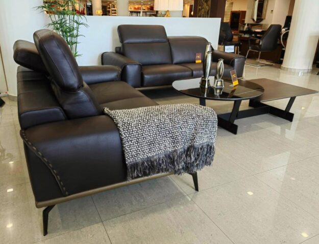 Κλασική Τραπεζαρία Σαλόνι 'Atria' με δέρμα σε συνδυασμό διθέσιο, τριθέσιο καναπέ με μηχανισμό στα μαξιλάρια της πλάτης. Αρχική τιμή 6845€ -40% τώρα 4100€.