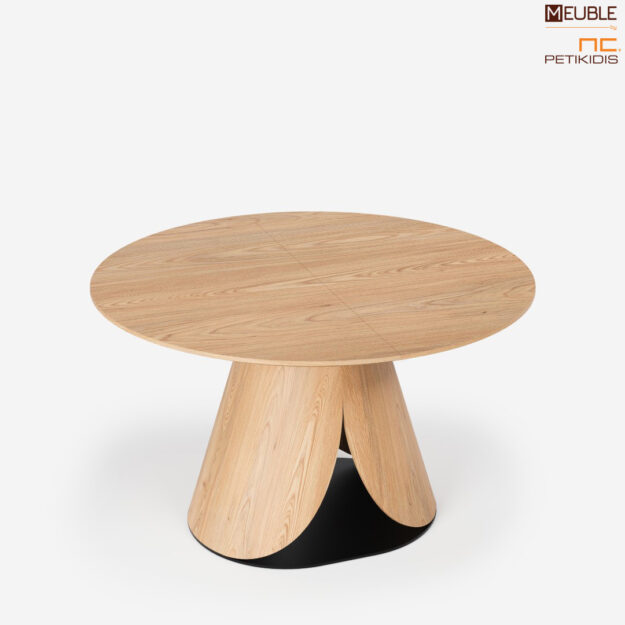 Κλασική Τραπεζαρία Λεπτομέρεια τραπεζιού KAPPA σε μοντέρνο και εντυπωσιακό σχεδιασμό από τον βιομηχανικό σχεδιαστή Αθανάσιο Μπάμπαλη. Κατασκευασμένο από ξύλο ρουστίκ δρυς και μεταλλική βάση. Η συλλογή KAPPA παράγεται και σε φυσικό χρώμα, αναδεικνύοντας τη φυσική ομορφιά και τους ζεστούς, φιλόξενους τόνους του ξύλου.