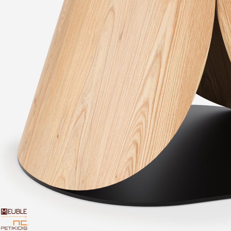 Λεπτομέρεια τραπεζιού KAPPA σε μοντέρνο και εντυπωσιακό σχεδιασμό από τον βιομηχανικό σχεδιαστή Αθανάσιο Μπάμπαλη. Κατασκευασμένο από ξύλο ρουστίκ δρυς και μεταλλική βάση. Η συλλογή KAPPA παράγεται και σε φυσικό χρώμα, αναδεικνύοντας τη φυσική ομορφιά και τους ζεστούς, φιλόξενους τόνους του ξύλου.