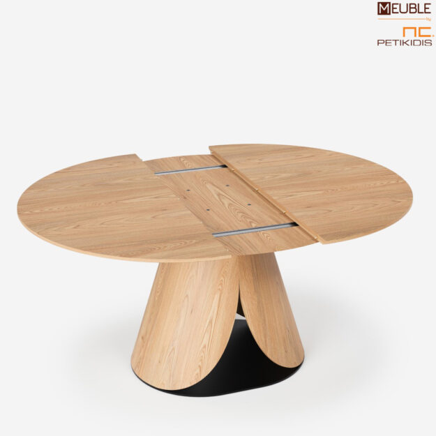 Λεπτομέρεια προέκτασης τραπεζιού KAPPA σε μοντέρνο και εντυπωσιακό σχεδιασμό από τον βιομηχανικό σχεδιαστή Αθανάσιο Μπάμπαλη. Κατασκευασμένο από ξύλο ρουστίκ δρυς και μεταλλική βάση. Η συλλογή KAPPA παράγεται και σε φυσικό χρώμα, αναδεικνύοντας τη φυσική ομορφιά και τους ζεστούς, φιλόξενους τόνους του ξύλου.